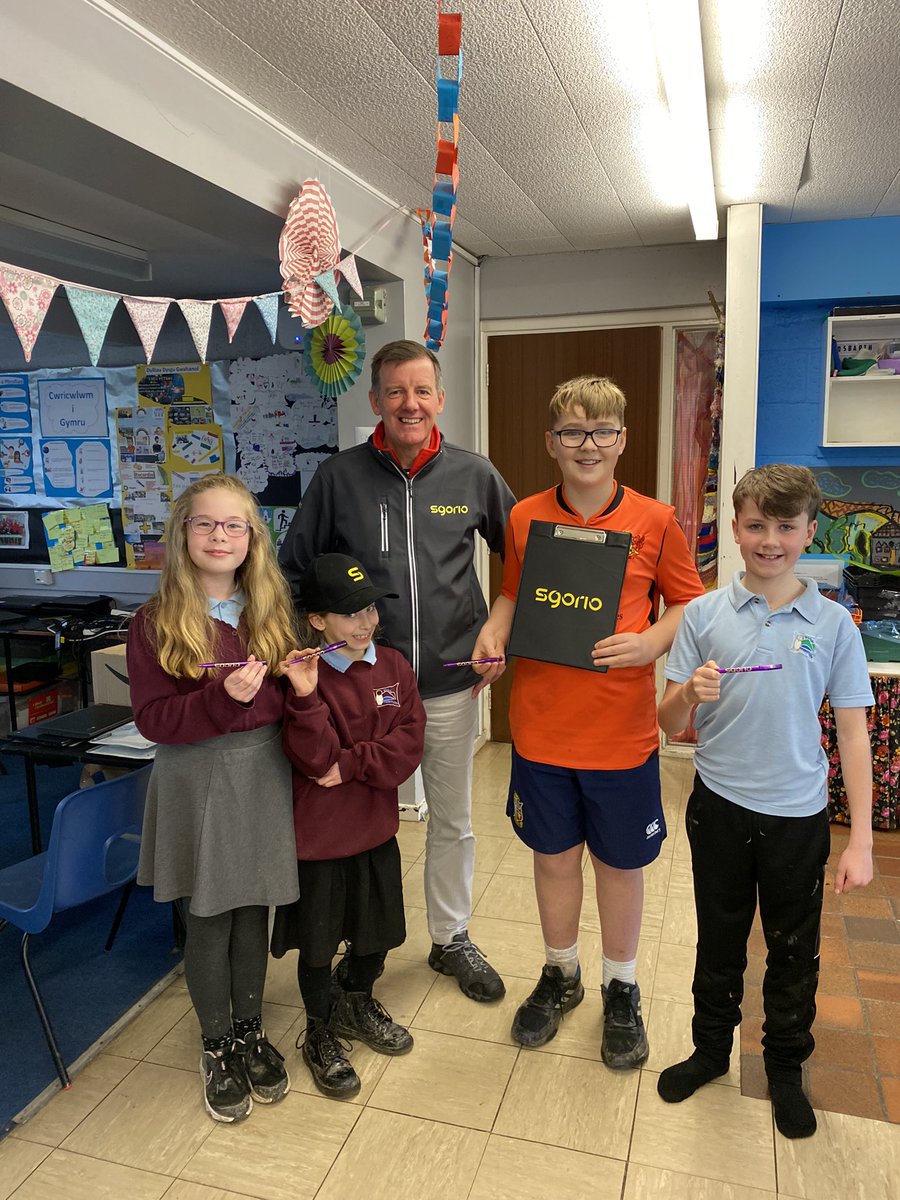 ffriddyllyn's tweet image. Gweithdy Sylwebaeth gyda Bryn Tomos Sgorio. #siarteriaith Pawb wedi mwynhau!
Commentary workshop with Bryn Tomos. #sgorio