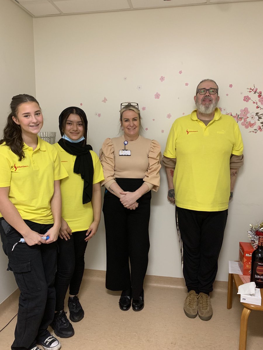 F10nca's tweet photo. ✨🤩 Thanks so much to the @NCA_Volunteers for cheering the patients (and staff 🤣) up today! Providing some much needed support for us whilst promoting nutrition and hydration for our patients! 🍇🍓🍒🥤🥛🧃We even had some singing and dancing 💃🏼🕺 https://t.co/UjlFXVuPCn