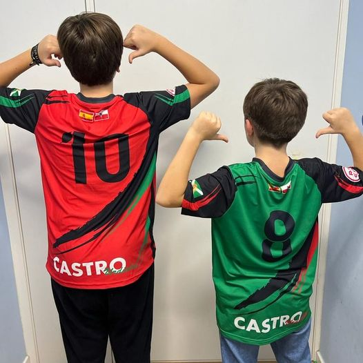 CastroFC_'s tweet photo. 🔴⚫ Nuestros amigos 𝗛𝗲𝗿𝗻á𝗻 𝘆 𝗣𝗮𝗯𝗹𝗼 nos mandan mucha fuerza y ánimo desde Madrid para el partido del próximo domingo. ¡Haz como ellos y ven a Riomar a animar!
#CastroFC #todoalrojo https://t.co/4ulHnC815O