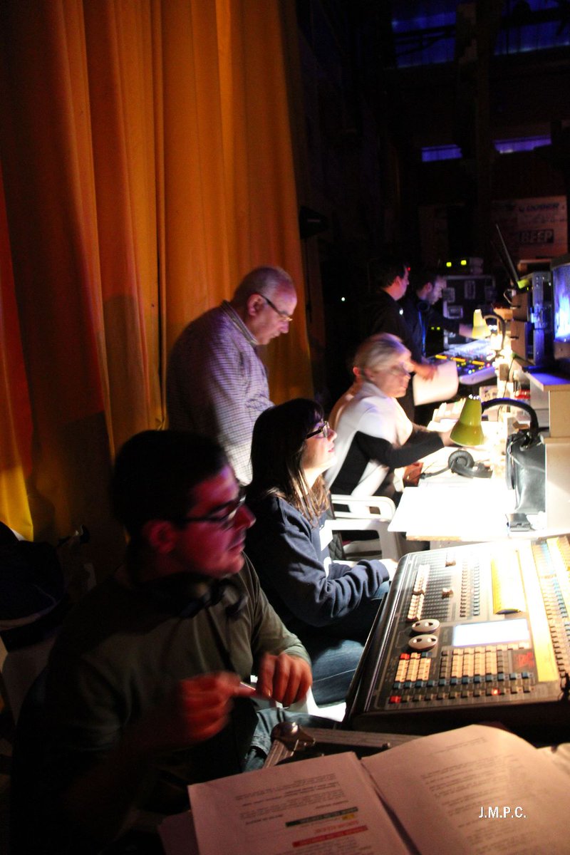 PasionMontilla's tweet photo. Un magnífico espectáculo requiere una gran complejidad. La mesa de control es fundamental para controlar tiempos, telones, sonido, iluminación y que el espectador pueda vivir la función como una experiencia que es algo más que un teatro. Su mérito es que no se note que existe. https://t.co/s275zC9xZV