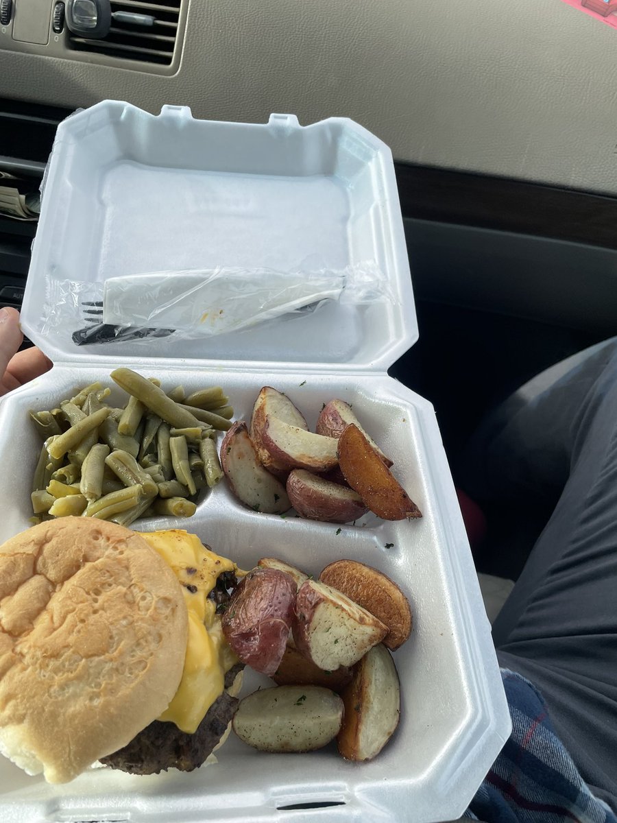 cluniewski78's tweet image. You know the big dawgs gotta eat good, even at school… @MercerLuniewski @MohrRecruiting @AllenTrieu @Rivals_Clint @CraigHaubert @SWiltfong247 @BigFrank513 @RivalsFriedman #on24l #gfbread