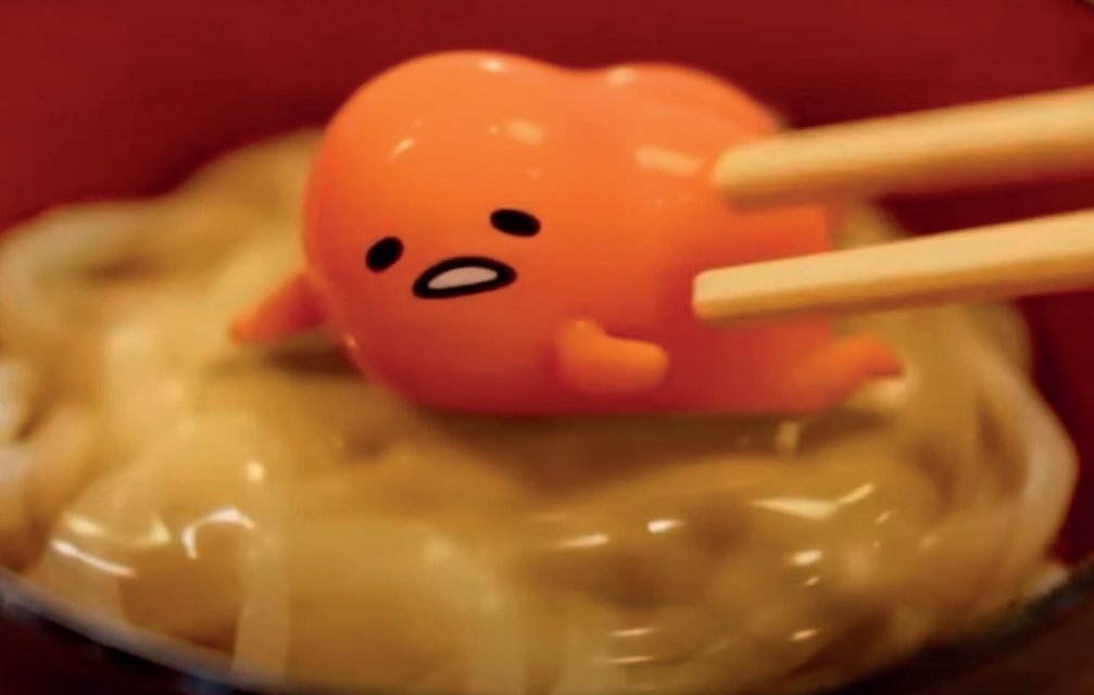 Otaku_Bunka's tweet photo. Muchos conocíamos al popular personaje Gudetama, de Sanrio, pero jamás hubiéramos esperado que tuviera su propia (y curiosa) serie, una mezcla de animación e imagen real. ¿La habéis visto? #OB42 https://t.co/He1xcS7OWm