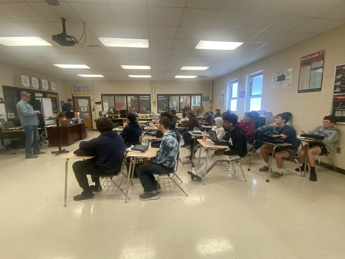 bugynyte1906's tweet photo. Mr. White of the Local 48 Welding Union is here to speak do our Welding Students about job opportunities. #fcslearn #yoursystemourcommunityoneflorence #hardworkpaysoff #IG2BAFF #TheFalconReset #FcsTech #NorthALWorks https://t.co/xgaQr6r0f7