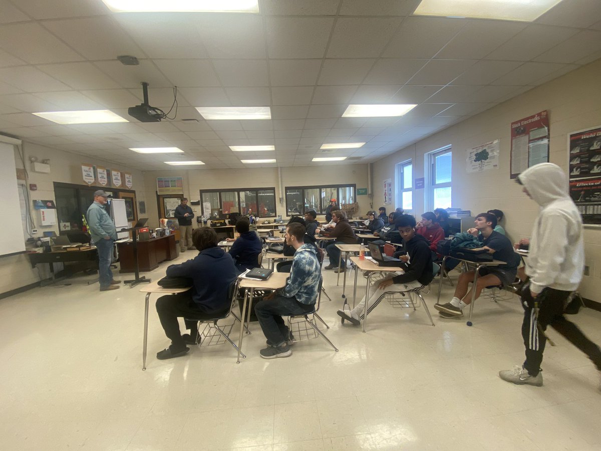 bugynyte1906's tweet photo. Mr. White of the Local 48 Welding Union is here to speak do our Welding Students about job opportunities. #fcslearn #yoursystemourcommunityoneflorence #hardworkpaysoff #IG2BAFF #TheFalconReset #FcsTech #NorthALWorks https://t.co/xgaQr6r0f7