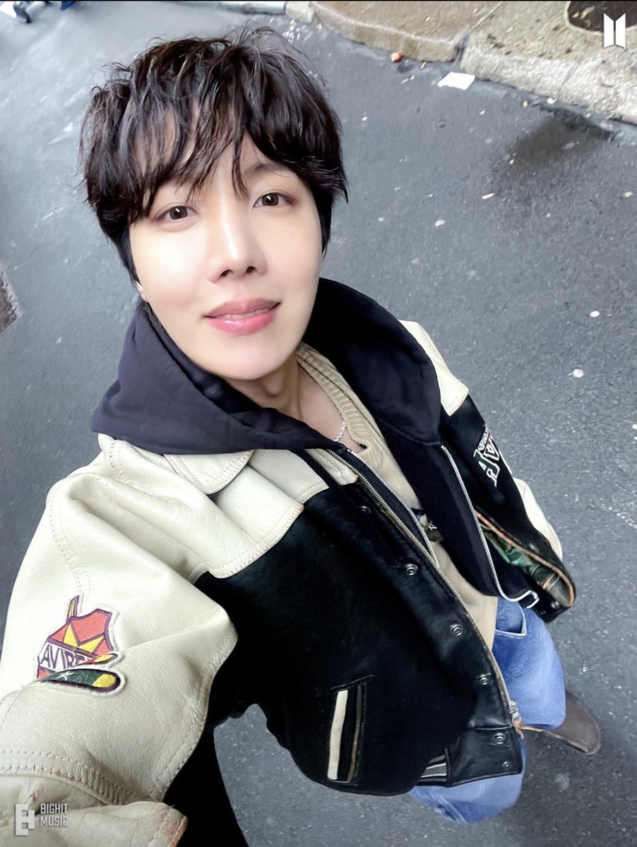 hobi0218forever's tweet photo. ホビ不安がらないであなたなら大丈夫だから😭きっとうまくいくよ💜💜💜💜

#Jhope collaboration #J_Cole,s #onthestreet is a song I love- ̗̀°.⸜꒰ঌ ❤︎ ໒꒱⸝‍. https://t.co/rhSUVphZs9