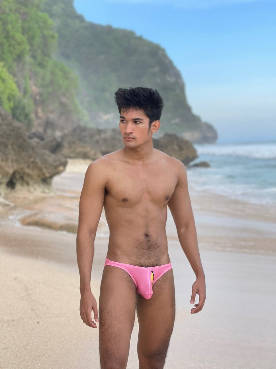 Ursugarb_'s tweet photo. Kalo di zoom keliatan banget stretch mark nya https://t.co/1500zFNYmU
