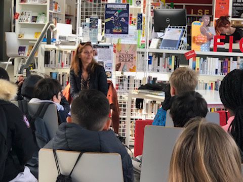 JPVernant31's tweet photo. Les élèves de 6e 4 rencontrent l’autrice Emmanuelle Figueras au lycée Bellevue

Accompagnés par des étudiants de l’Université Paul Sabatier qui s’orientent vers l’enseignement, les élèves ont pu dans un premier temps préparer l’entrevue avec l’autrice. @DSDEN31 @leclercarno https://t.co/byqlv7PvmN