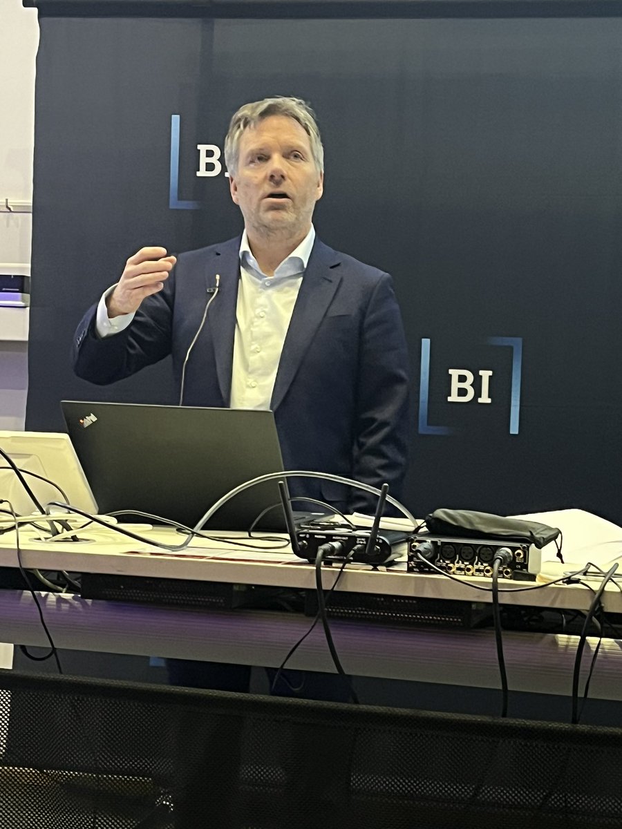 CDyrnes's tweet image. Alexander With i CMS Kluge snakker om MVA og utbyggingsavtaler - MVA seminaret på BI