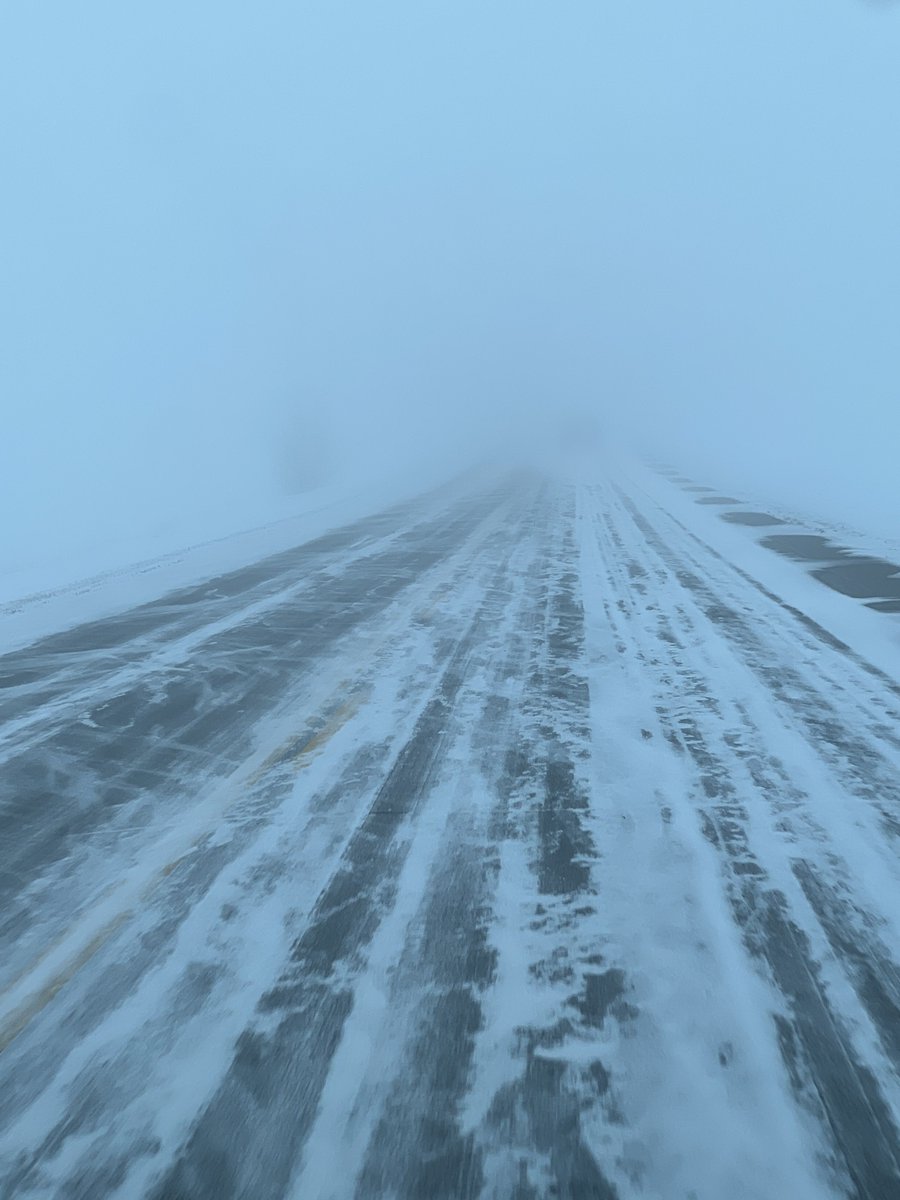 lilmiss_sask's tweet photo. PSA: this is exactly why you don’t just run with your auto daytime running lights… they don’t turn your taillights pms. There is a vehicle up there…
#psa #wecantseeyou #youareinvisible #youareahazard #turnyourlightson #useyourbrain #useyourlights https://t.co/8tjQFojwC0