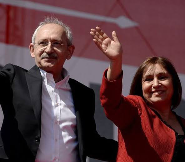 guncelodak's tweet photo. Arkadaşım vardı selvi kılıçdaroğlu’nun kuaförü, o mahallede 15 senelik bayan kuaförüydü.Selvi hanim gelirdi. 7 8 kişi sıra olur genelde kuaförde.Takar maskesini sırasını 1 saatte olsa bekler derdi.Oğlu mütevazi bir opele biner. Tanıyanlar bilir bizden biri olduğunu mütevazi insanlar @kilicdarogluk