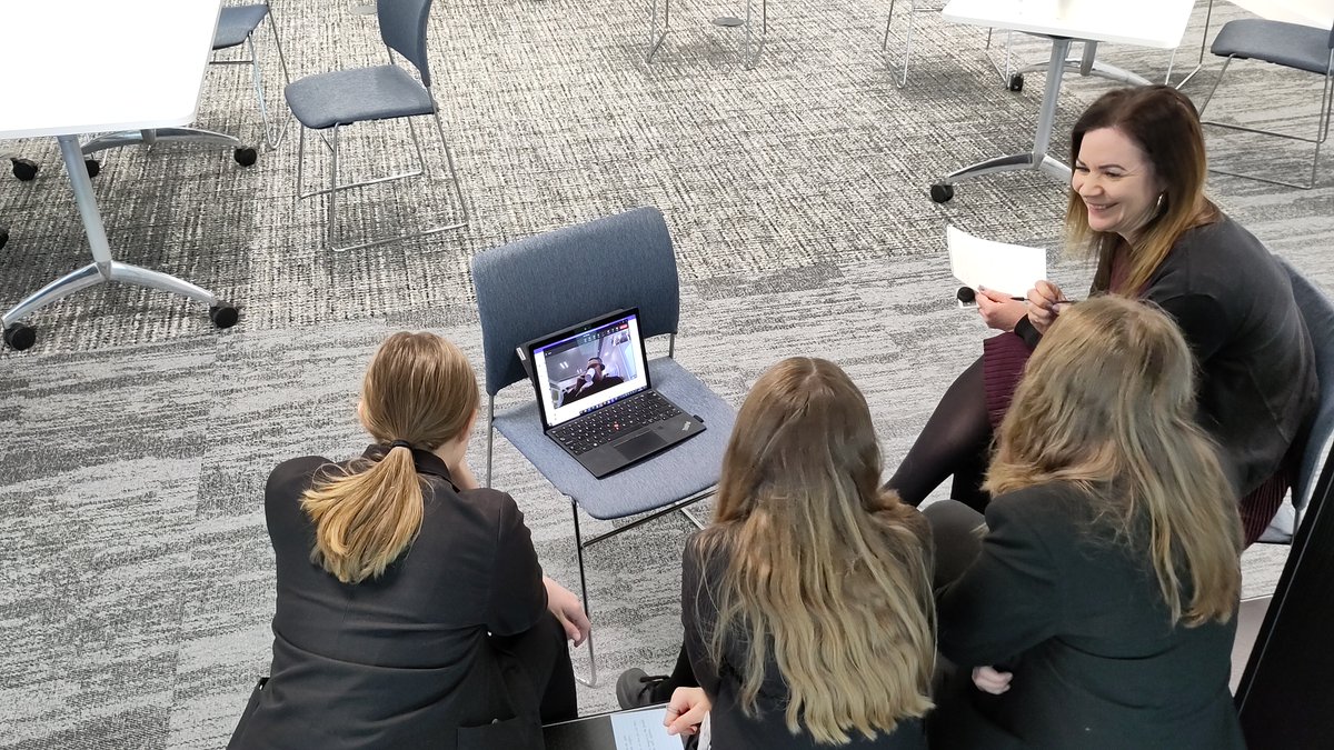 SabsEnvision's tweet photo. @BristolBrunel started this week off with a strong presentation to their mentors at @sjpwealth about their project to support mental wellbeing around their school.
Huge thanks to their mentors who have been supporting them!

#makechangehappen https://t.co/wrlF0Hm1jk