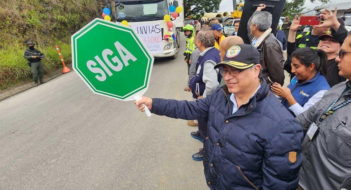 marcelamvzyya's tweet photo. Petro entregando vía alterna en Rosas-Cauca//esa misma vía 4 días después...🤦🏻‍♀️🤦🏻‍♀️🤦🏻‍♀️🤦🏻‍♀️...el cambio https://t.co/yBQuvsvGoF