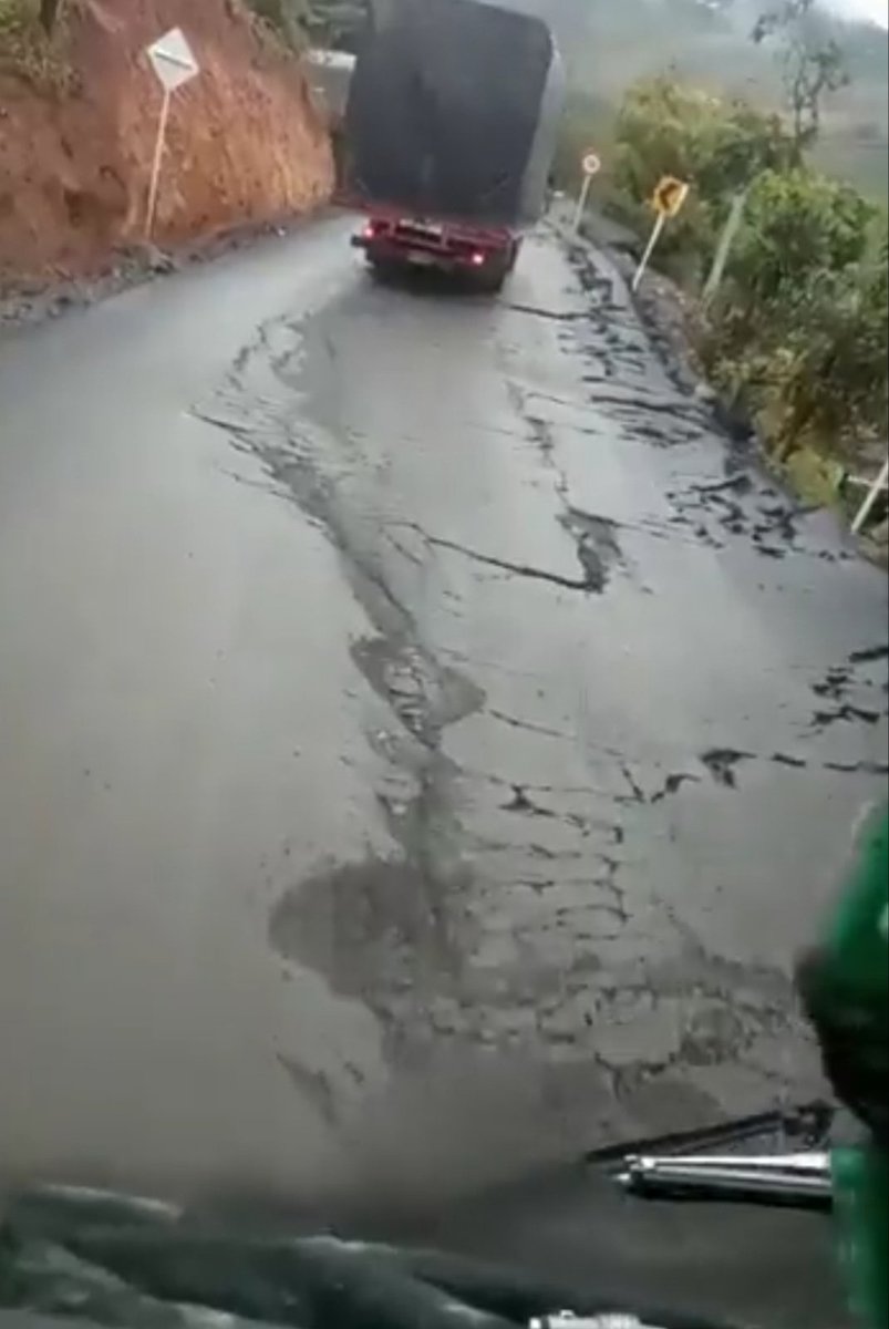 marcelamvzyya's tweet photo. Petro entregando vía alterna en Rosas-Cauca//esa misma vía 4 días después...🤦🏻‍♀️🤦🏻‍♀️🤦🏻‍♀️🤦🏻‍♀️...el cambio https://t.co/yBQuvsvGoF