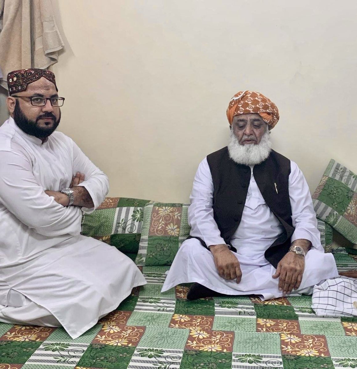 Aftab_Nazir's tweet photo. کاش کہ آپکی زندگی میں ہم آپکی قدر کرسکیں مرشد امیرعزیمت سے لیکر لدھیانوی معاویہ و فاروقی تک اگر آپکی عزت کرتے تو اسکی کوئ وجہ ہے اور وہ وجہ آپکا”کردار“ہے
آپ کی سیاست سے اختلاف رائے ہوسکتا ہے لیکن آپکے  علم تقوی اور نیت پر ہمیں اعتماد ہے
لو یو مولانا😘😘 https://t.co/xaMTbsHSdX