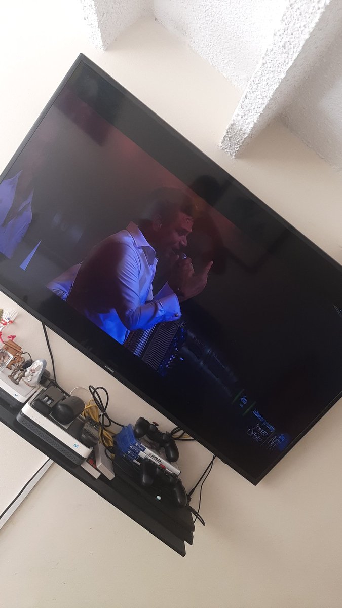 yeikike's tweet photo. Escuchar a @SilvestreFDC haciendole tributo a el gran #jorgeoñate y al maestro #leandrodiaz me resulta esperanzador para el vallenato!!!! Estas de vuelta mi vale!!! Q Dios te bendiga siempre!!!! Ya me dio sed de la Mala!!!! https://t.co/mtRzfJZ4lp