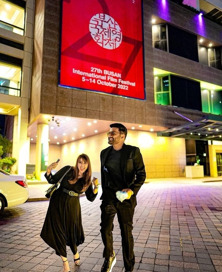 samkapillian's tweet photo. This picture hits harder when you realise that she has been supporting him since theatre days...♥️♾️🧿 
@ChatrathGinni 
ZWIGATO DELIVERS TOM https://t.co/vR9JCrApit