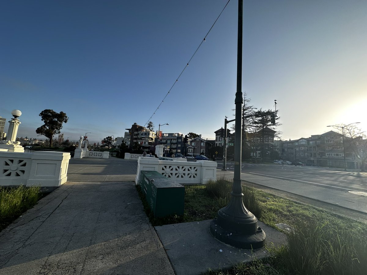 romyilano's tweet photo. This pretty part of the lake is in many Instagrams but it’s actually unpleasant due to the noise from the cars. There’s no reason at all To have a 4 lane highway next to the lake and even worse the car drivers demand like bullies free parking from the city #freeparkingisnotfree https://t.co/b9thxuX4MT