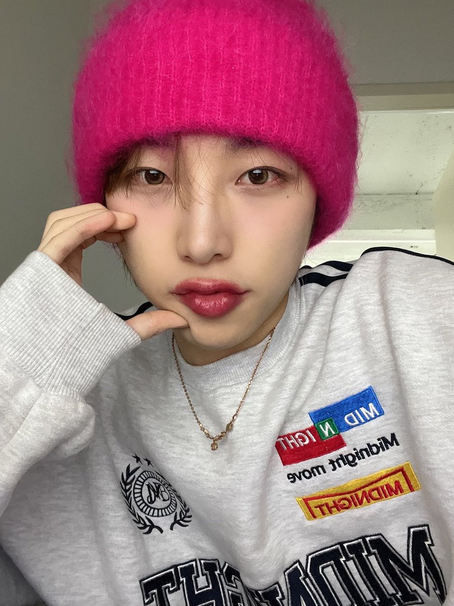 kkotgaruzluvr's tweet photo. my favorite boy and I in hats!!!!!! #jenaselcaday https://t.co/YREatdggWg