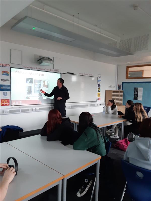 Daeth Stuart Ladd ymchwilydd lleoliadau troseddau o Heddlu De Cymru i roi sgwrs westai i'n myfyrwyr Gwasanaethau Cyhoeddus <a href="/swpolice/">South Wales Police</a> 

Stuart Ladd a crime scene investigator from South Wales Police came to give a guest talk to our Public Service students <a href="/swpolice/">South Wales Police</a>
