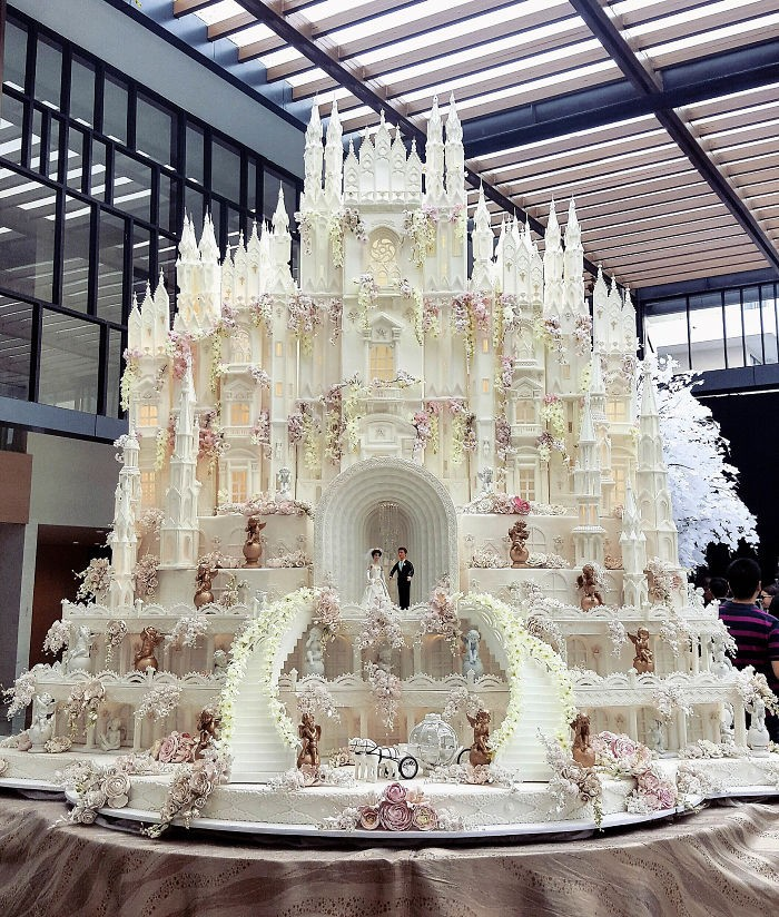 prettiestavenue's tweet photo. a wedding cake 😳 https://t.co/UYPAdrV27y