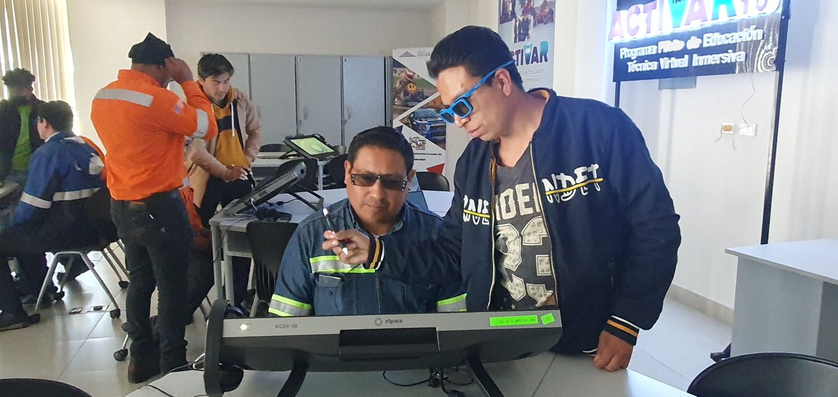 istcotopaxi's tweet photo. Luis Taipe, docente de nuestra institución explicó al personal de @ElectricaQuito el funcionamiento de  #Activar nuestro programa de Realidad Virtual Inmersiva. https://t.co/4IOfrHPljM