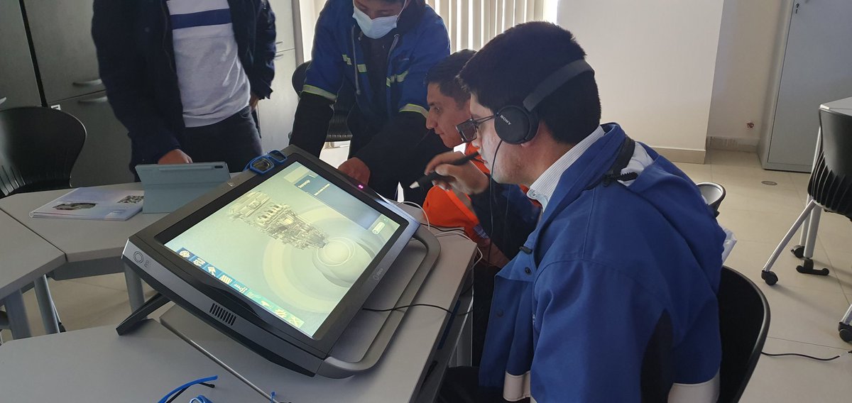 istcotopaxi's tweet photo. Luis Taipe, docente de nuestra institución explicó al personal de @ElectricaQuito el funcionamiento de  #Activar nuestro programa de Realidad Virtual Inmersiva. https://t.co/4IOfrHPljM