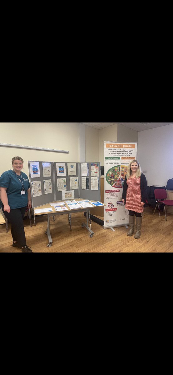 SBUHBDietetics's tweet photo. Dyma Ddeietegydd Victoria Hooper (ar y dde) a’i haddewid ar gyfer @NHWeek yw ‘Sicrhau bod anghenion #maeth a #hydradiad yn cael eu diwallu ar gyfer cleifion rydw i’n eu gweld ar y wardiau ac yn y gymuned’ hefyd yn y llun mae Ellen Farrell Myfyriwr Deietegydd #NHWeek #nhwythnos23 https://t.co/GcOnBp8Fs8