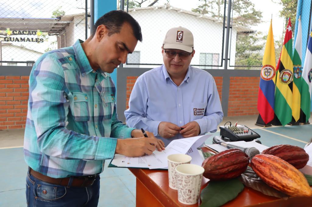 fedecacao's tweet photo. #Aestahora en San Vicente de Chucurí (Santander) firmamos nuevo convenio con el colegio Guamales de ese municipio, donde hace 27 años nació nuestro programa Inclusión Juvenil Cacaotera, con el nombre "Infancia Cacaotera" https://t.co/iuj4eFqcPk