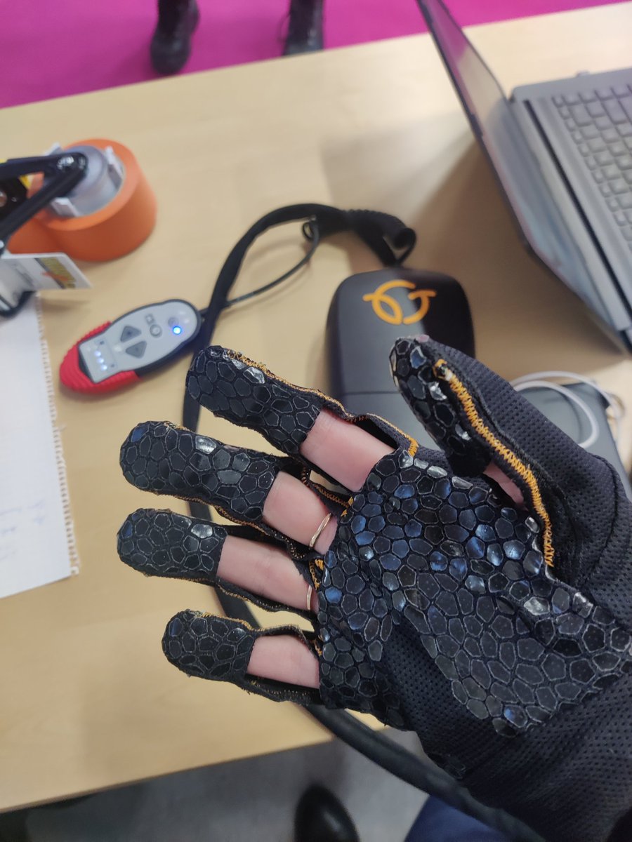 Eksoskeletonit ei ole vielä mua vakuuttanut hankalaköyttöisyytensä takia, mutta tää oli kiinnostava. Ei tarvi enää kohta salilla remmejä mavessa kun voi pistää Iron Handit käsiin ja nostella 😂👊