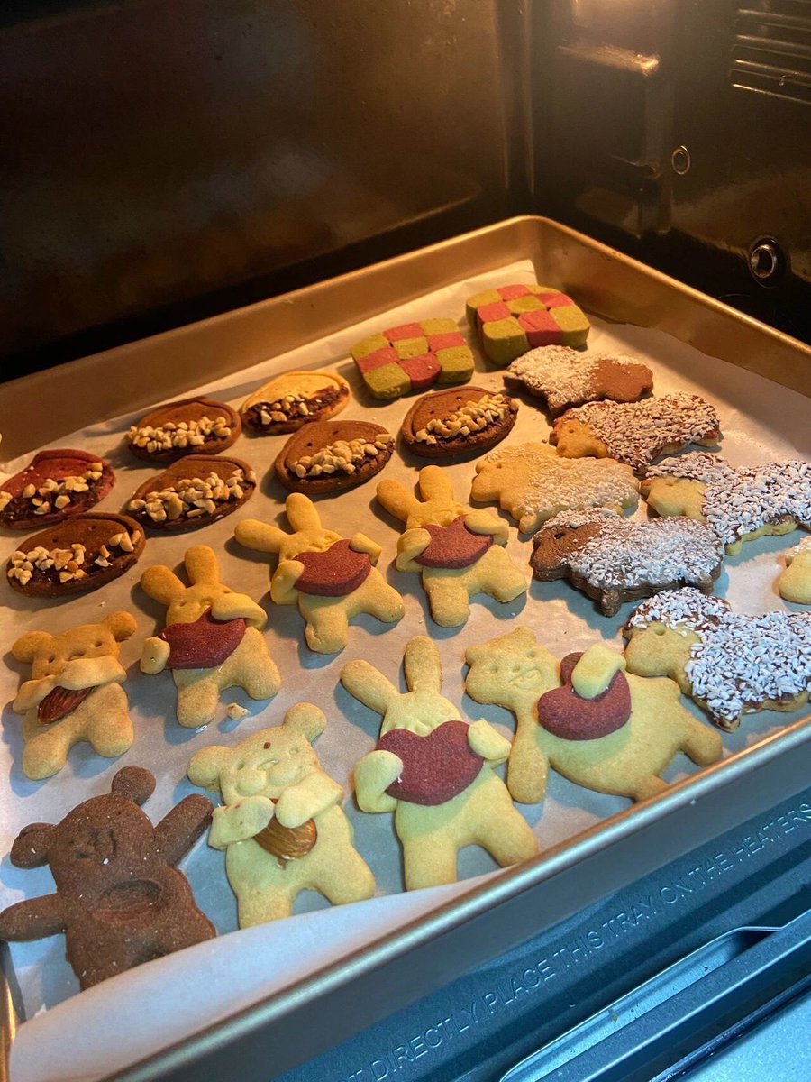 Audrey59421's tweet photo. Homemade cute little cookies❤️ https://t.co/Zzd31NYUdu