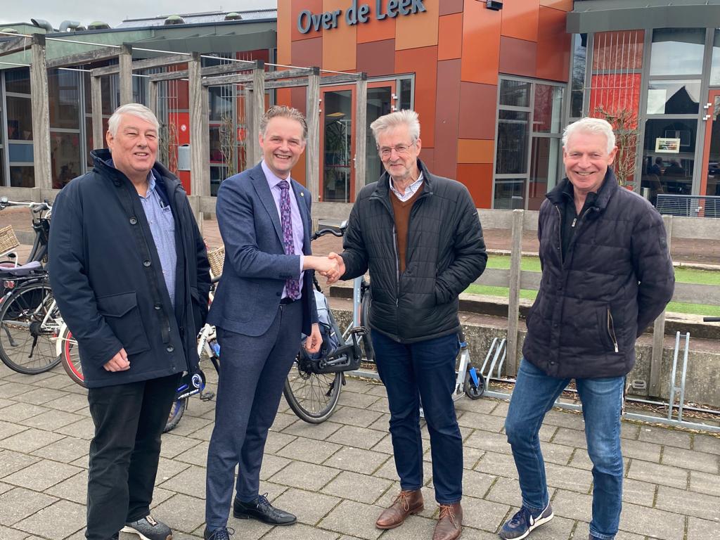 HNederpelt's tweet photo. Vandaag overeenstemming met dorpsraad Zwaagdijk-Oost over de financiële bijdrage vanuit het nog te realiseren zonnepark, bestemd voor de leefbaarheid en #duurzaamheid van gemeenschap van Zwaagdijk-Oost.@GemMedemblik https://t.co/ptPBQebI4K