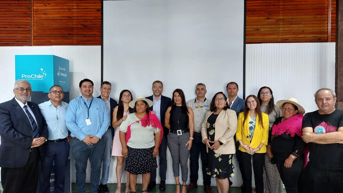 ProChile's tweet photo. ✈️🇨🇱 Dir. General de #ProChile, Ignacio Fernández, se reunió con el Gobierno Regional de Tarapacá y empresas locales con el fin de apoyar la oferta exportable y consolidar las relaciones. Además, se inauguraron dos vitrinas en el aeropuerto de Iquique → https://t.co/njin5u1JnV https://t.co/5lC6bForua