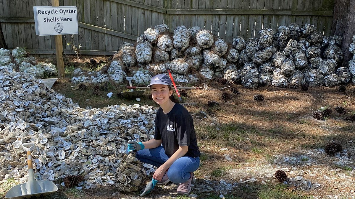 ecuhcas's tweet photo. Nearly 40 #Pirates spent their spring break helping others as part of #ECU's Alternative Break Experience, including @ECU_Biology major Narh-Mensah 👏
Students addressed social, economic and cultural issues.
Thanks for your service #Pirates! #MakingAMajorDifference 🏴☠️ https://t.co/LBwzoSryKu