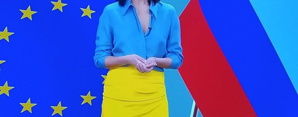 La propaganda no es  periodismo, es la sistemática propagación de una doctrina partidaria determinada + q la búsqueda de una explicación a una verdad compleja.
#Occidente está en guerra con #Rusia Estamos "de parte"
Eso explica la falta de información y la demasía propagandística