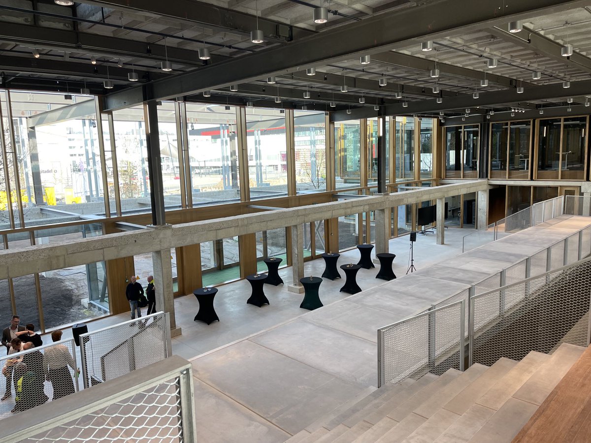 Vinod Subramaniam (@vinsub) on Twitter photo Sleuteloverdracht Langezijds <a href="/UTwente/">University of Twente (inactive)</a> - nieuwe thuis ITC. Wat gaaf! Sleuteloverdracht Langezijds <a href="/UTwente/">University of Twente (inactive)</a> - nieuwe thuis ITC. Wat gaaf!