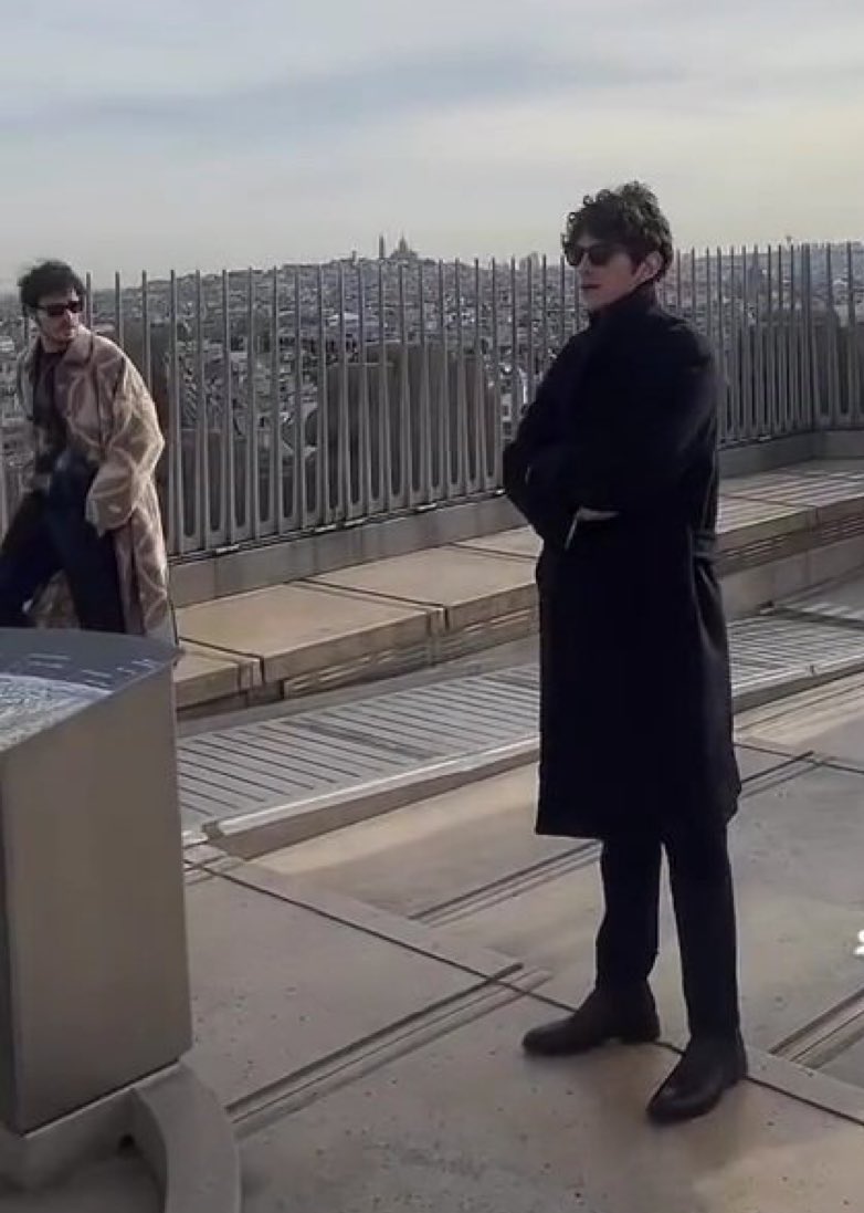 hellorenhere's tweet image. Il principe accompagnato dalla guardia del corpo personale (decidete voi chi è chi)