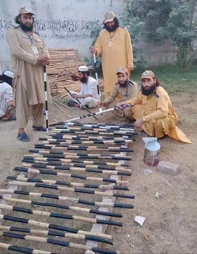 ان کے سربراہ کو کوئی مینشن کر دے جو آج کل امن کا درس دے رہا ہے۔
#زمان_پارک_پُہنچو