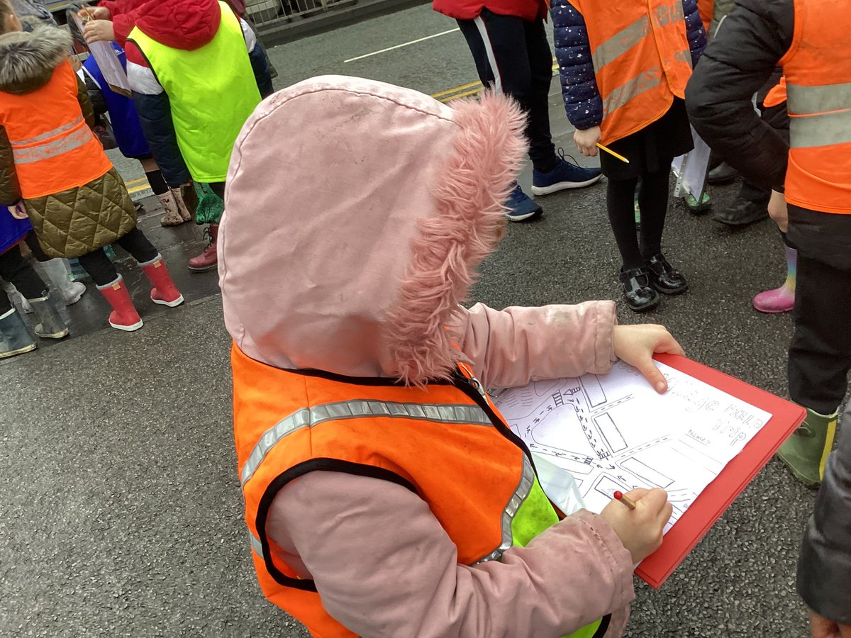 Year2TLTPA22's tweet photo. We had fun exploring our local area today for our Geography field trip! We looked at how the land had been used and spotted lots of shops! #Geography @BrightFuturesET https://t.co/RpcM4YuGKB