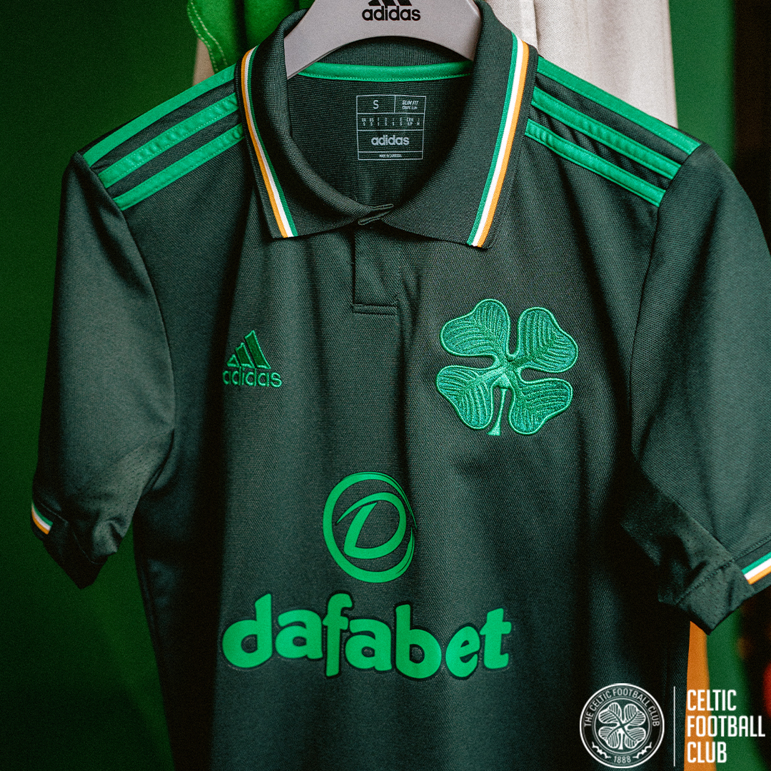 CelticFC's tweet photo. ☘ To celebrate #StPatricksDay, we're giving away a new Limited Edition @adidasfootball x #CelticFC Origins Kit in size Medium 🤩

To enter, simply retweet this post and comment below with your favourite ever Irish Celt! 🇮🇪🍀

T&amp;Cs apply ⤵