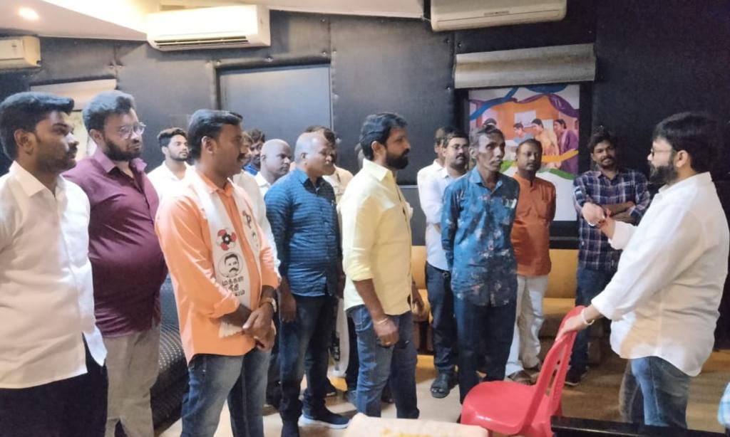 MNMDtVellore's tweet photo. மக்கள் நீதி மய்யம் சார்பில் வருங்கின்ற பாராளுமன்ற தேர்தல் பணி குறித்தும் மற்றும் உறுப்பினர் சேர்கை பணி குறித்தும் ஆலோசனை கூட்டம் காஞ்சி மண்டல அமைப்பாளர் கோபிநாத் அவர்கள் தலைமையில்...
கட்சி பணியில் வேலூர் மாவட்டம்.
@MouryaMNM 
@SKPBGopinath 
@maiamofficial https://t.co/6ZSE7MVHko