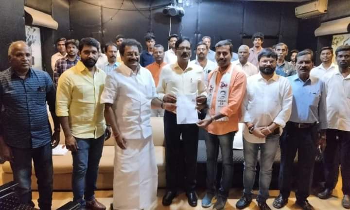 MNMDtVellore's tweet photo. மக்கள் நீதி மய்யம் சார்பில் வருங்கின்ற பாராளுமன்ற தேர்தல் பணி குறித்தும் மற்றும் உறுப்பினர் சேர்கை பணி குறித்தும் ஆலோசனை கூட்டம் காஞ்சி மண்டல அமைப்பாளர் கோபிநாத் அவர்கள் தலைமையில்...
கட்சி பணியில் வேலூர் மாவட்டம்.
@MouryaMNM 
@SKPBGopinath 
@maiamofficial https://t.co/6ZSE7MVHko