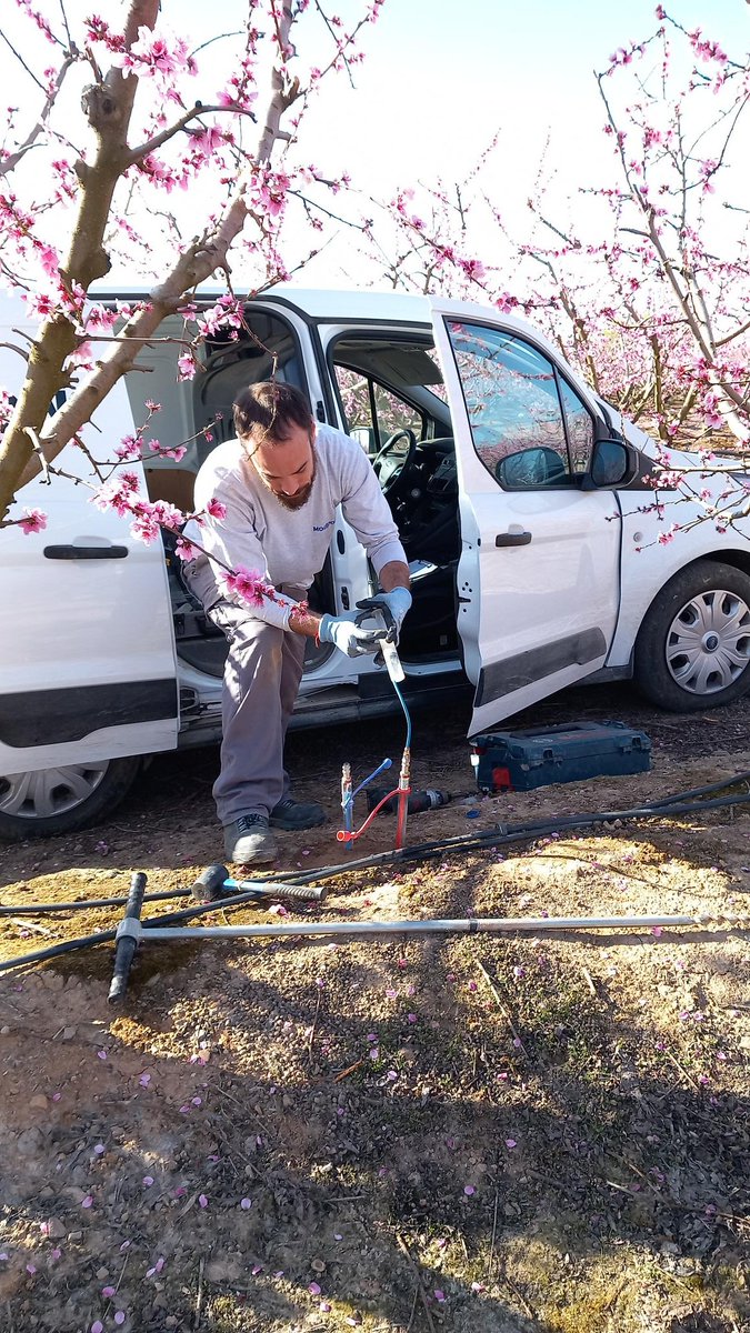 IrriPas's tweet photo. Avui hem tingut a l'equip de @ModpowAgritech instal·lant la sensòrica pel control de la fertirrigació dins l'activitat demostrativa @FertiDigital a Soses. Sensors d'humitat al sòl, conductivitat elèctrica i sondes de succió a estat la tecnologia proposada. https://t.co/phhVbHplLs