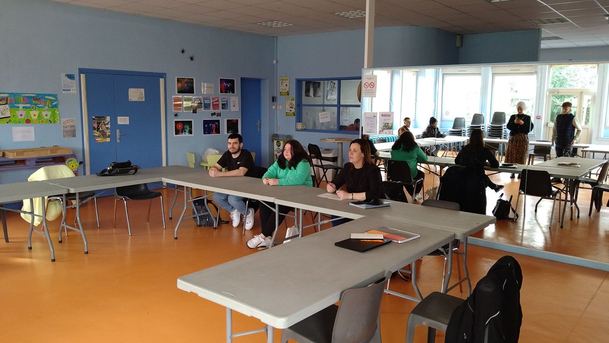 Melanie Majka (@melaniemajka) on Twitter photo 👉 #pitchtonprofil pour les jeunes accompagnés dans le cadre du #cej du #poleemploi #lensgare dans les locaux de la maison des jeunes Buisson de la <a href="/VilleDeLens/">VilleDeLens</a> ! 🎯 Entre rencontre & découverte des lieux ! <a href="/VLecreux/">Virginie Lecreux</a> <a href="/ChloeJumelle/">chloé jumelle</a> 👉 #pitchtonprofil pour les jeunes accompagnés dans le cadre du #cej du #poleemploi #lensgare dans les locaux de la maison des jeunes Buisson de la <a href="/VilleDeLens/">VilleDeLens</a> ! 🎯 Entre rencontre & découverte des lieux ! <a href="/VLecreux/">Virginie Lecreux</a> <a href="/ChloeJumelle/">chloé jumelle</a>