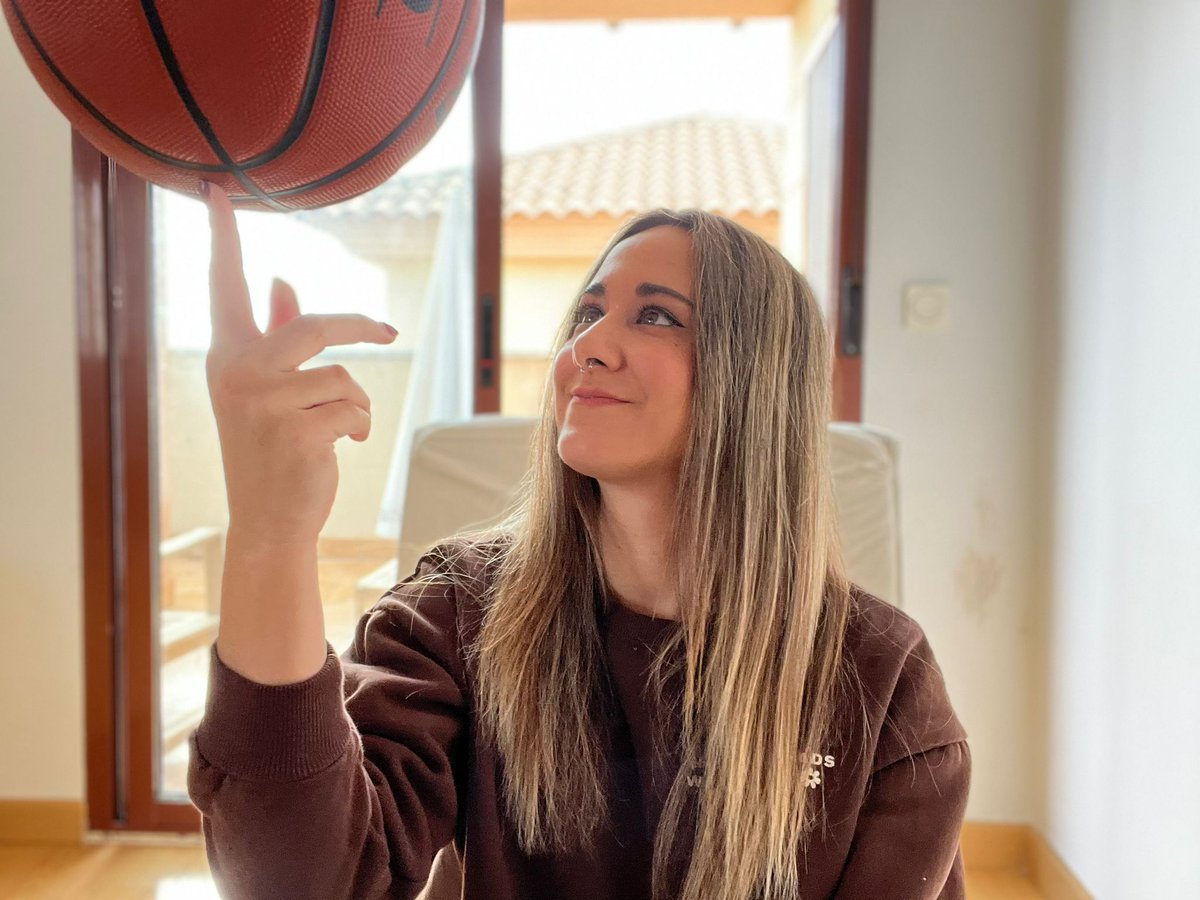 balldoontliee's tweet photo. 🆕⛹️‍♀️I si la #CopaReinaLFEndesa és la protagonista d'aquesta nova edició, qui millor que l'@anaislopez23 per fer una editorial 🔝

🖊️🎙️Coneix com ningú el món del bàsquet femení i és periodista de @ElPerimetro_es, on parlen de tot allò que l'envolta

No us ho perdeu‼️‼️

BDL https://t.co/HFzyVqia1p