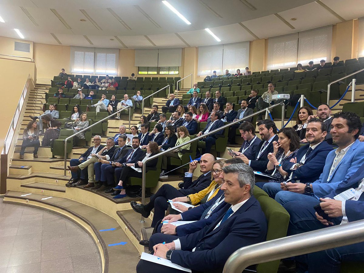 EmprendeXXI_'s tweet photo. 👉Tras la bienvenida de Jaime Campos, Director Territorial Castilla La Mancha y Extremadura, @caixabank comienzan los #pitches de las #startups #2Freedom, @EFICAE #Smallops, #UxHoteles @Integreellence1.
La primera en presentar es #2Freedom.👏 https://t.co/JlMbPIsPCu