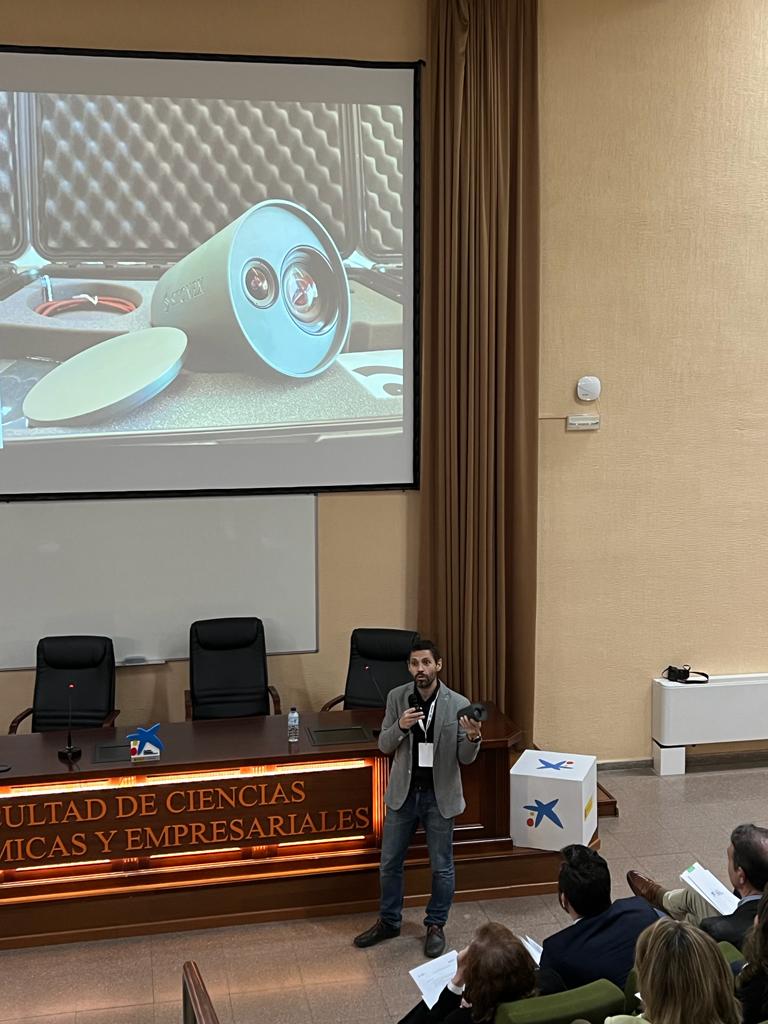 EmprendeXXI_'s tweet photo. 👉Tras la bienvenida de Jaime Campos, Director Territorial Castilla La Mancha y Extremadura, @caixabank comienzan los #pitches de las #startups #2Freedom, @EFICAE #Smallops, #UxHoteles @Integreellence1.
La primera en presentar es #2Freedom.👏 https://t.co/JlMbPIsPCu