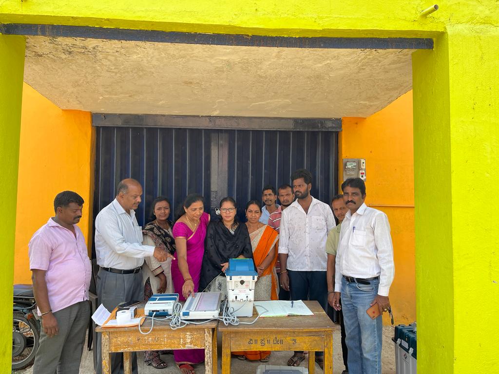 ieck4's tweet photo. ಮತದಾನ ಜಾಗೃತಿ ಸಮಿತಿ ವತಿಯಿಂದ ಮುಂಬರುವ 2023- ವಿಧಾನ ಸಭಾ ಚುನಾವಣೆ ದೃಷ್ಟಿಯಿಂದ ಇಂದು ತರೀಕೆರೆ ಪಟ್ಟಣದ  ಸಾರ್ವಜನಿಕರಿಗೆ ವಿದ್ಯುನ್ಮಾನ ಮತಯಂತ್ರದಲ್ಲಿ ಮತದಾನದ ಮಾಡುವ ಬಗ್ಗೆ  ಪ್ರಾತ್ಯಕ್ಷಿಕೆ ನೆಡೆಸಿ ಜಾಗೃತಿ ಮೂಡಿಸಲಾಯಿತು. https://t.co/RXa6Bhh5VF