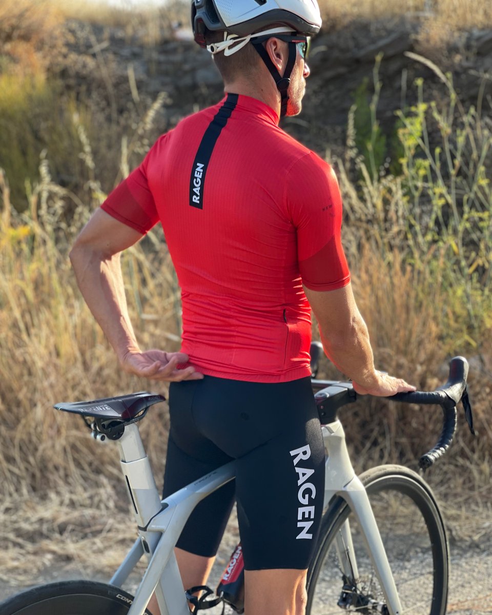ragen_apparel's tweet image. Riding a bike is not just about getting from point A to point B, it’s also about feeling comfortable and confident while doing it ♻️ NEW’VERSE Cycling Jersey #recycledfabric

•

#cycling #roadbike #bibshorts #newkitday #cyclist #instabike #fromwhereiride #fromthepeloton