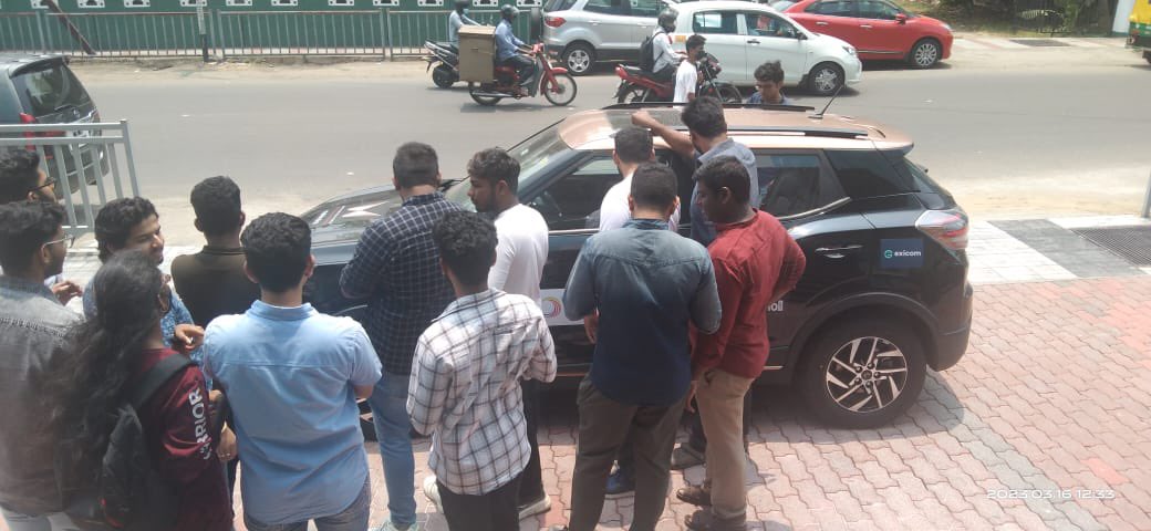 SunPedal_Ride's tweet image. Day 4. Kochi, Kerala.
@agbskochi hosted a student interaction in Kochi. Shared some EV charging business opportunities with the B-school students. They got a demo of the @Mahindra_XUV400 #electric #driEVtoeducate #ElectrifyingTheFuture @CollegeDekho @ExicomPower @AmaraRaja_Group