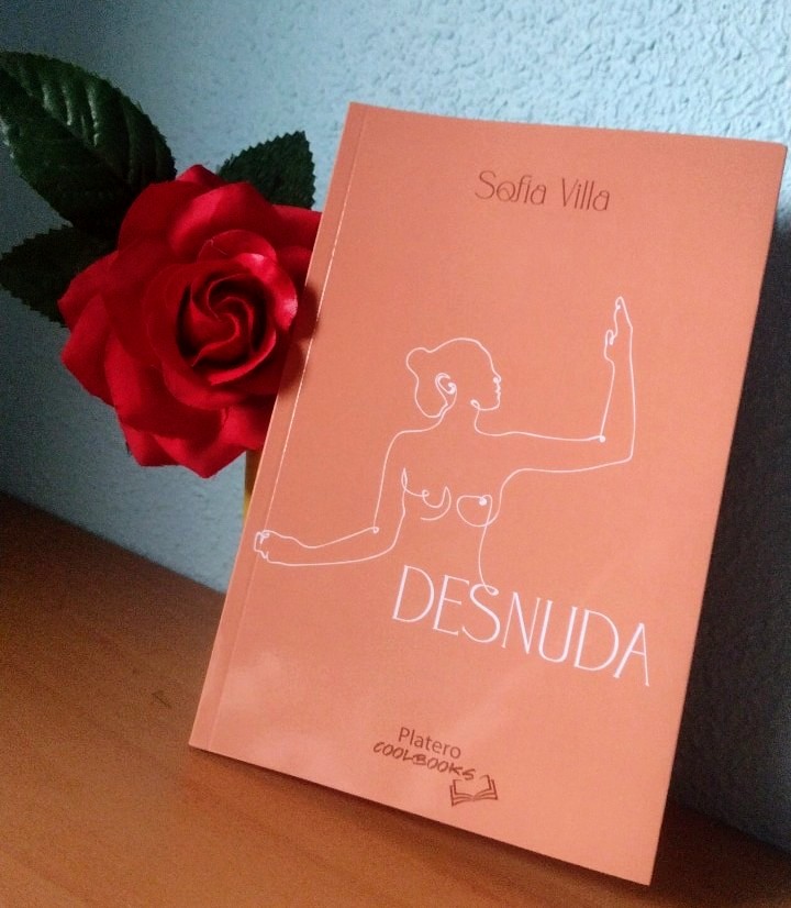 <a href="/juanlucarrera/">𝕁𝕦𝕒𝕟 𝕃𝕦𝕚𝕤 ℂ𝕒𝕣𝕣𝕖𝕣𝕒</a> La portada de mi poemario la diseñó mi excompi de carrera <a href="/Claraatk/">Clara 🌷</a> 💖
Como el libro aborda el cuerpo femenino, la autopercepción y el (re)conocimiento del mismo, en la portada una chica se mira. Las líneas -finas, delicadas- y el tono -cálido, tenue- no pueden ser más acertados.